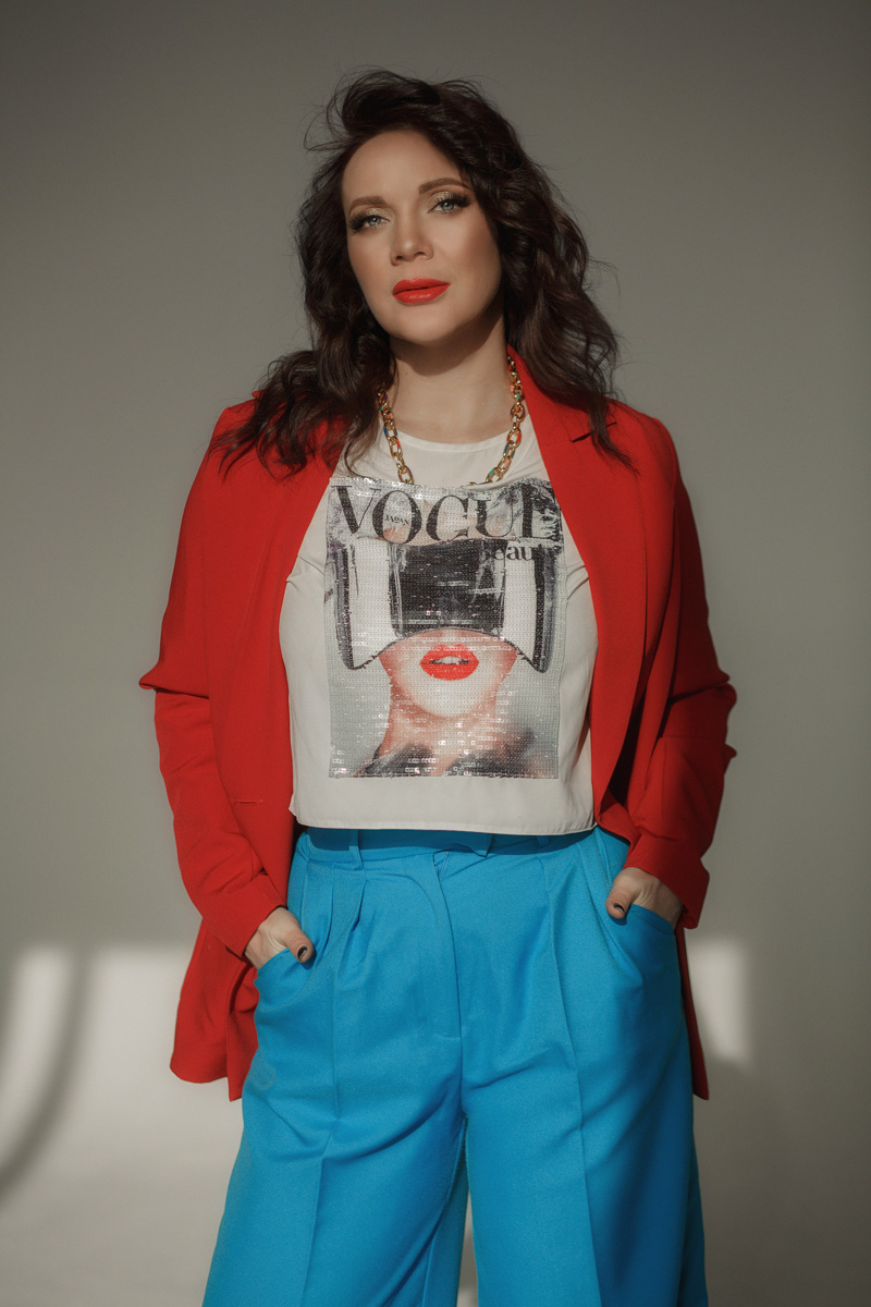 Наталья Рязанова — успешный дизайнер модной детской одежды. Ее жизнь ярка и многогранна, что, конечно, не может не отражаться на внешнем облике. Четыре любимых look’а Натальи, от элегантного платья до дерзкого спорт-шика, это хорошо отражают.