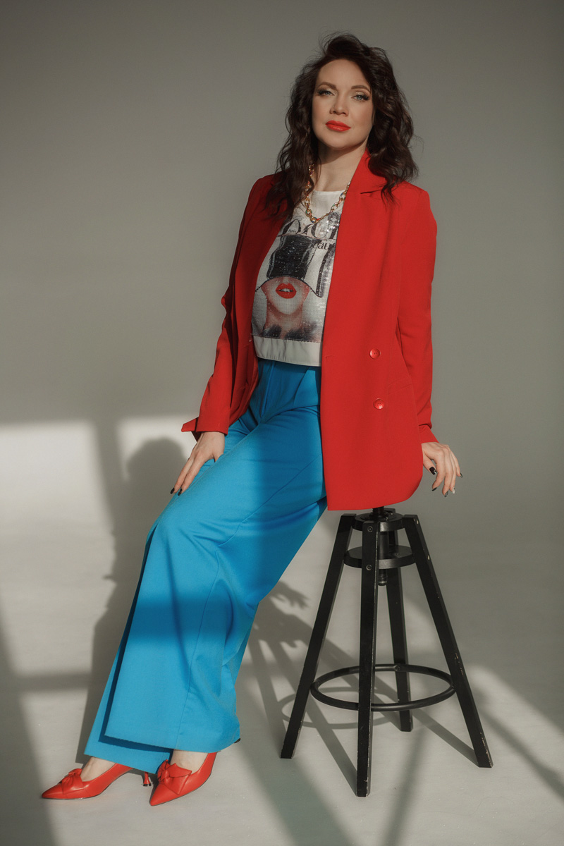 Наталья Рязанова — успешный дизайнер модной детской одежды. Ее жизнь ярка и многогранна, что, конечно, не может не отражаться на внешнем облике. Четыре любимых look’а Натальи, от элегантного платья до дерзкого спорт-шика, это хорошо отражают.