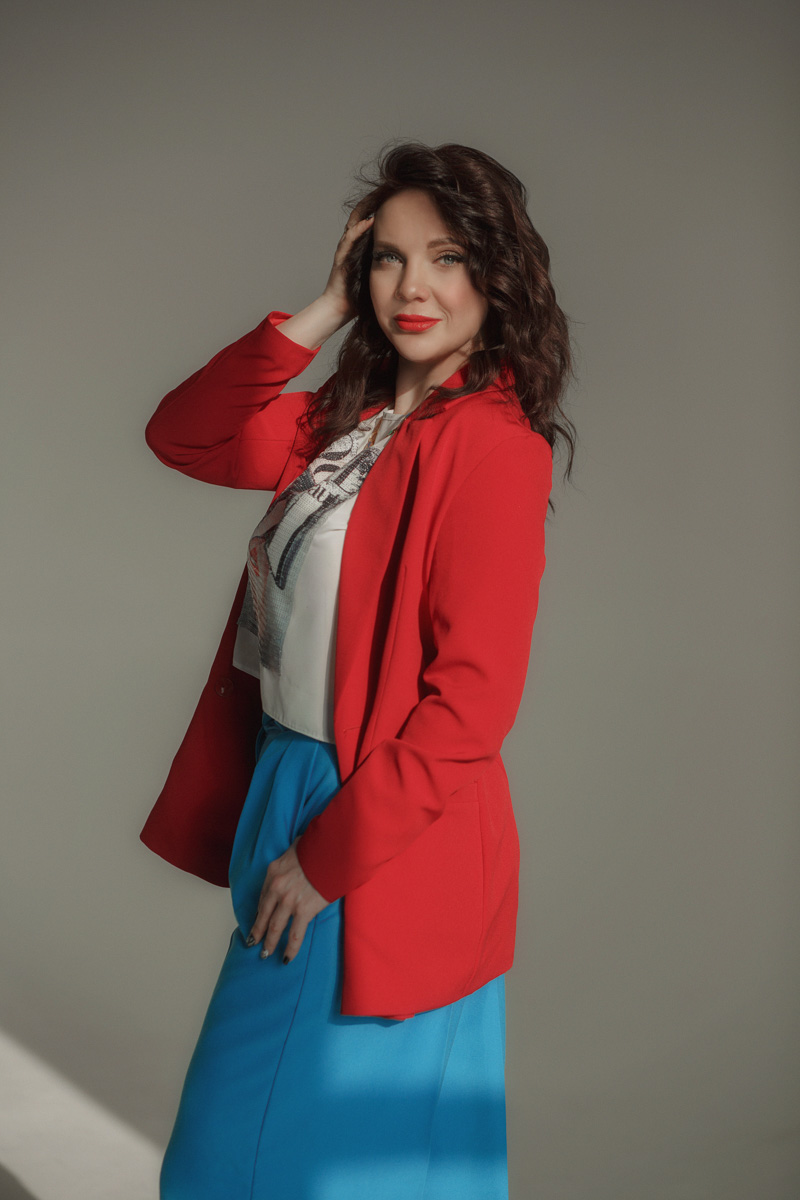 Наталья Рязанова — успешный дизайнер модной детской одежды. Ее жизнь ярка и многогранна, что, конечно, не может не отражаться на внешнем облике. Четыре любимых look’а Натальи, от элегантного платья до дерзкого спорт-шика, это хорошо отражают.