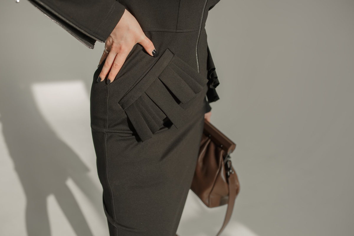 Наталья Рязанова — успешный дизайнер модной детской одежды. Ее жизнь ярка и многогранна, что, конечно, не может не отражаться на внешнем облике. Четыре любимых look’а Натальи, от элегантного платья до дерзкого спорт-шика, это хорошо отражают.