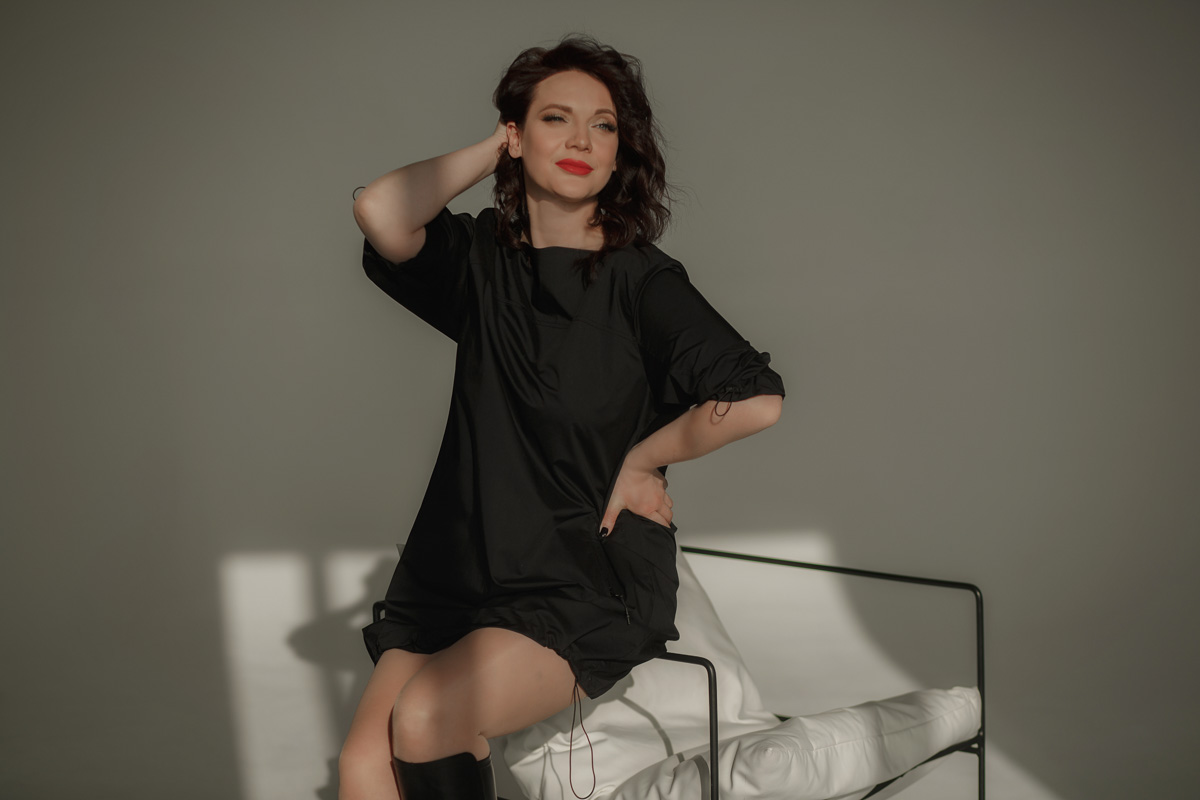 Наталья Рязанова — успешный дизайнер модной детской одежды. Ее жизнь ярка и многогранна, что, конечно, не может не отражаться на внешнем облике. Четыре любимых look’а Натальи, от элегантного платья до дерзкого спорт-шика, это хорошо отражают.