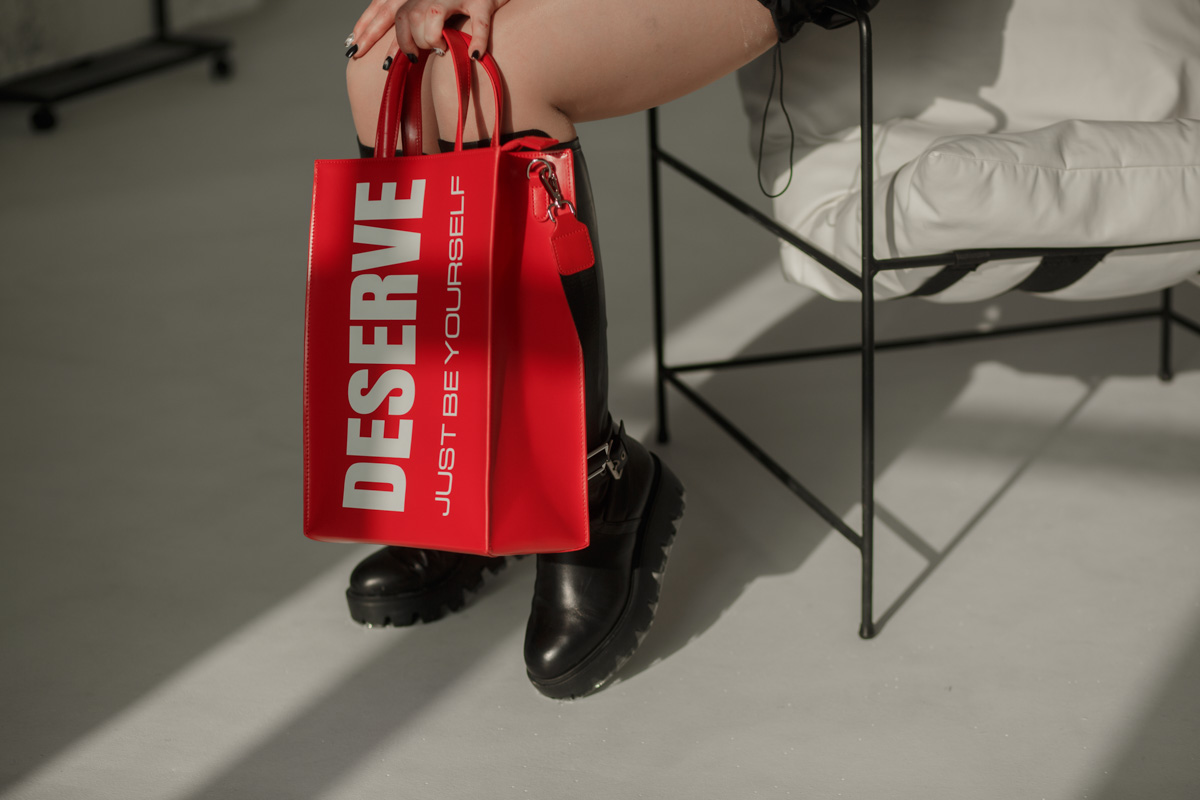 Наталья Рязанова — успешный дизайнер модной детской одежды. Ее жизнь ярка и многогранна, что, конечно, не может не отражаться на внешнем облике. Четыре любимых look’а Натальи, от элегантного платья до дерзкого спорт-шика, это хорошо отражают.