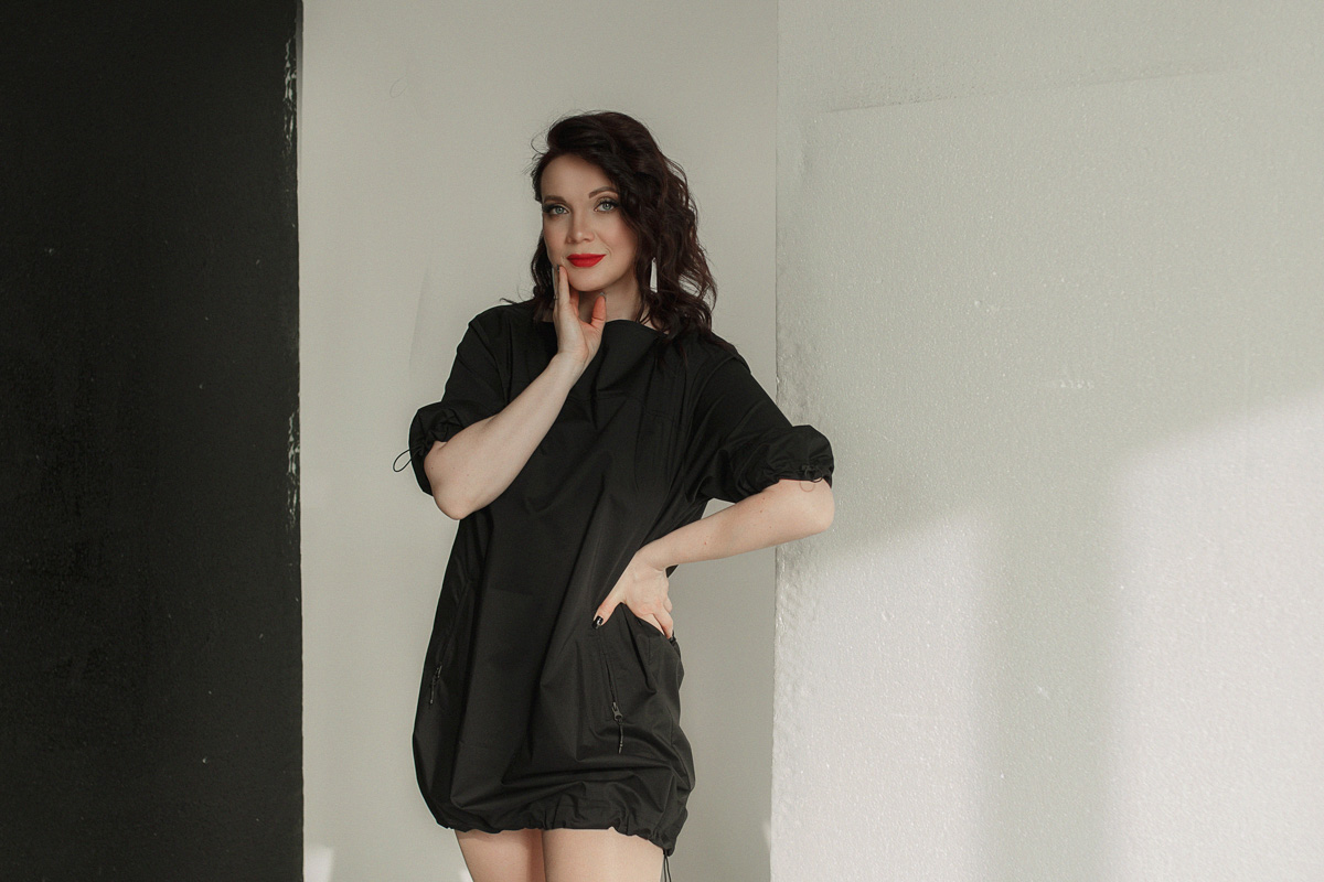 Наталья Рязанова — успешный дизайнер модной детской одежды. Ее жизнь ярка и многогранна, что, конечно, не может не отражаться на внешнем облике. Четыре любимых look’а Натальи, от элегантного платья до дерзкого спорт-шика, это хорошо отражают.