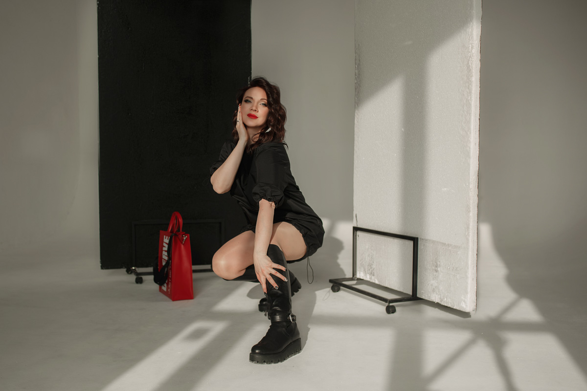 Наталья Рязанова — успешный дизайнер модной детской одежды. Ее жизнь ярка и многогранна, что, конечно, не может не отражаться на внешнем облике. Четыре любимых look’а Натальи, от элегантного платья до дерзкого спорт-шика, это хорошо отражают.