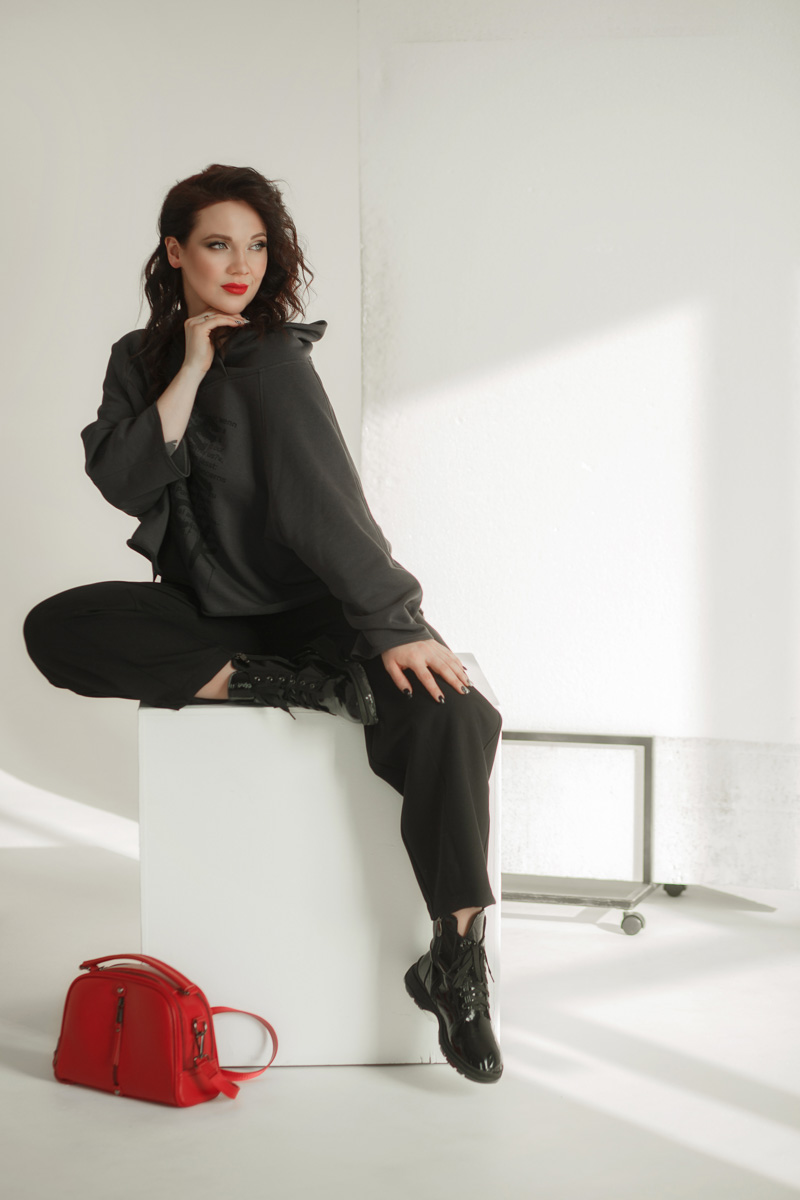 Наталья Рязанова — успешный дизайнер модной детской одежды. Ее жизнь ярка и многогранна, что, конечно, не может не отражаться на внешнем облике. Четыре любимых look’а Натальи, от элегантного платья до дерзкого спорт-шика, это хорошо отражают.