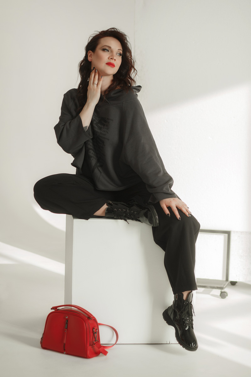 Наталья Рязанова — успешный дизайнер модной детской одежды. Ее жизнь ярка и многогранна, что, конечно, не может не отражаться на внешнем облике. Четыре любимых look’а Натальи, от элегантного платья до дерзкого спорт-шика, это хорошо отражают.