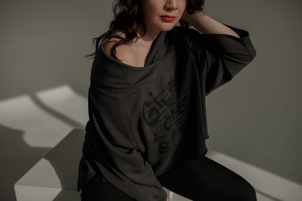 Наталья Рязанова — успешный дизайнер модной детской одежды. Ее жизнь ярка и многогранна, что, конечно, не может не отражаться на внешнем облике. Четыре любимых look’а Натальи, от элегантного платья до дерзкого спорт-шика, это хорошо отражают.