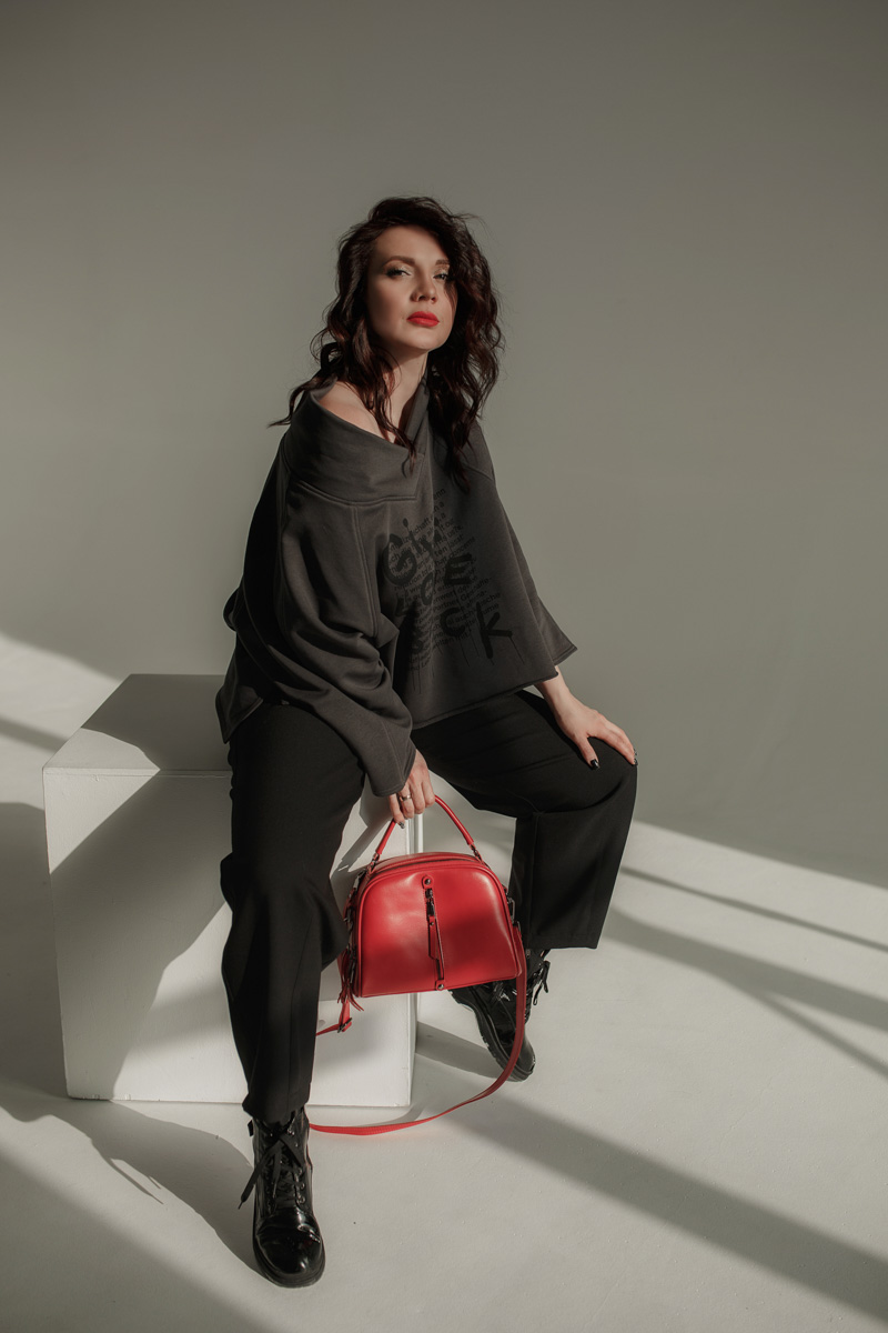 Наталья Рязанова — успешный дизайнер модной детской одежды. Ее жизнь ярка и многогранна, что, конечно, не может не отражаться на внешнем облике. Четыре любимых look’а Натальи, от элегантного платья до дерзкого спорт-шика, это хорошо отражают.