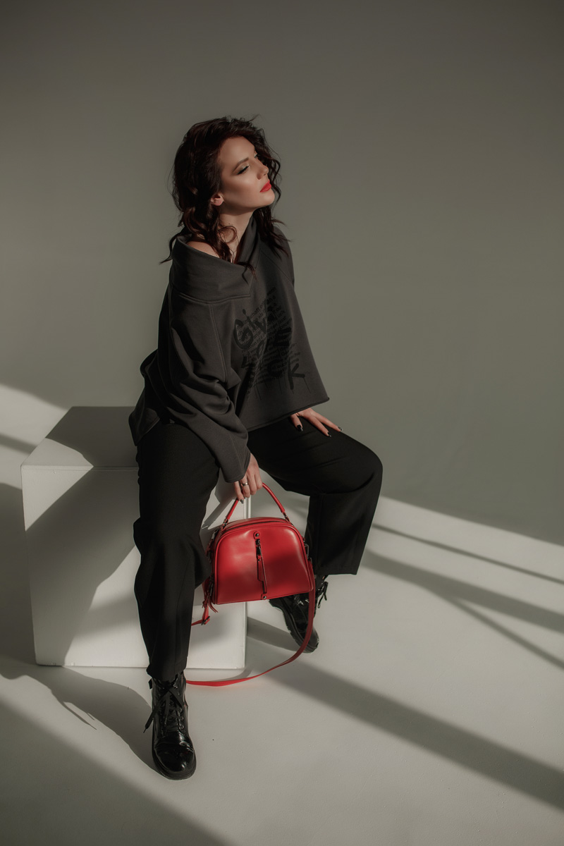 Наталья Рязанова — успешный дизайнер модной детской одежды. Ее жизнь ярка и многогранна, что, конечно, не может не отражаться на внешнем облике. Четыре любимых look’а Натальи, от элегантного платья до дерзкого спорт-шика, это хорошо отражают.