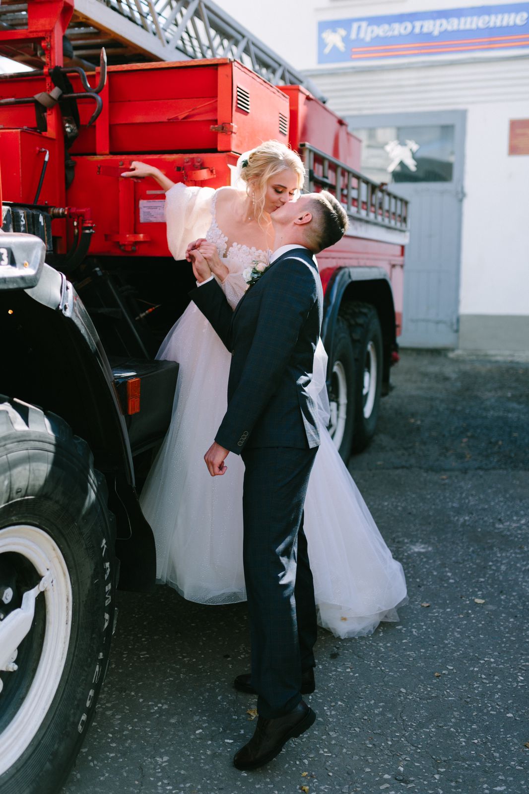 На каждого Супермена найдётся свой криптонит. Ко Дню всех влюблённых Главное управление МЧС России по Владимирской области поделилось снимками трёх пар, которых связывает не только работа. «Ключ-Медиа» пообщался с прекрасными сотрудницами министерства и попросил их поделиться историями любви, возникшей благодаря трудной и опасной службе.