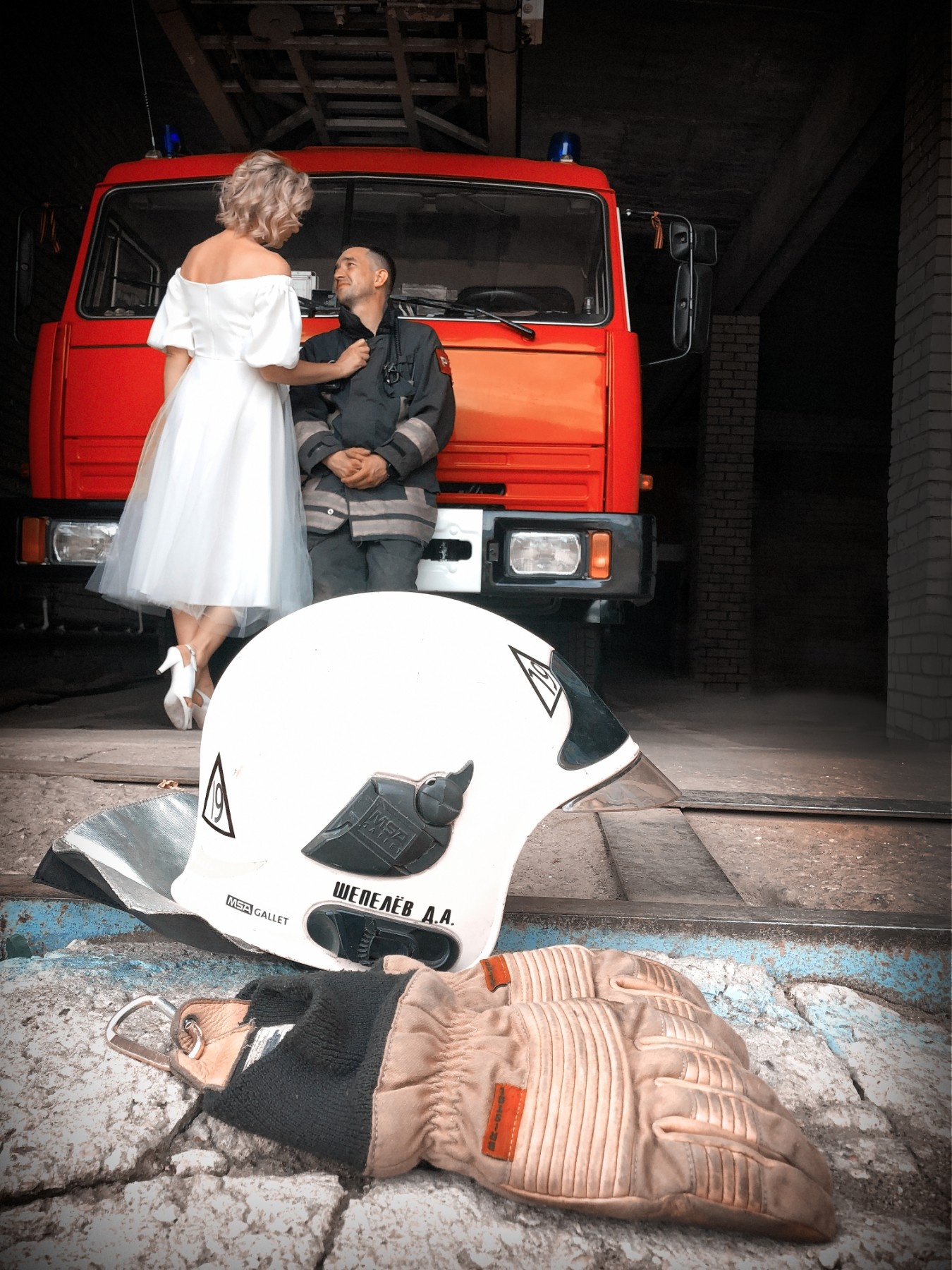 На каждого Супермена найдётся свой криптонит. Ко Дню всех влюблённых Главное управление МЧС России по Владимирской области поделилось снимками трёх пар, которых связывает не только работа. «Ключ-Медиа» пообщался с прекрасными сотрудницами министерства и попросил их поделиться историями любви, возникшей благодаря трудной и опасной службе.