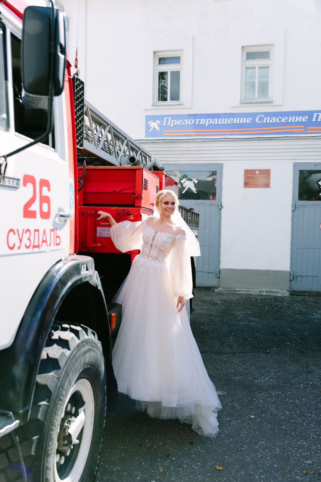На каждого Супермена найдётся свой криптонит. Ко Дню всех влюблённых Главное управление МЧС России по Владимирской области поделилось снимками трёх пар, которых связывает не только работа. «Ключ-Медиа» пообщался с прекрасными сотрудницами министерства и попросил их поделиться историями любви, возникшей благодаря трудной и опасной службе.