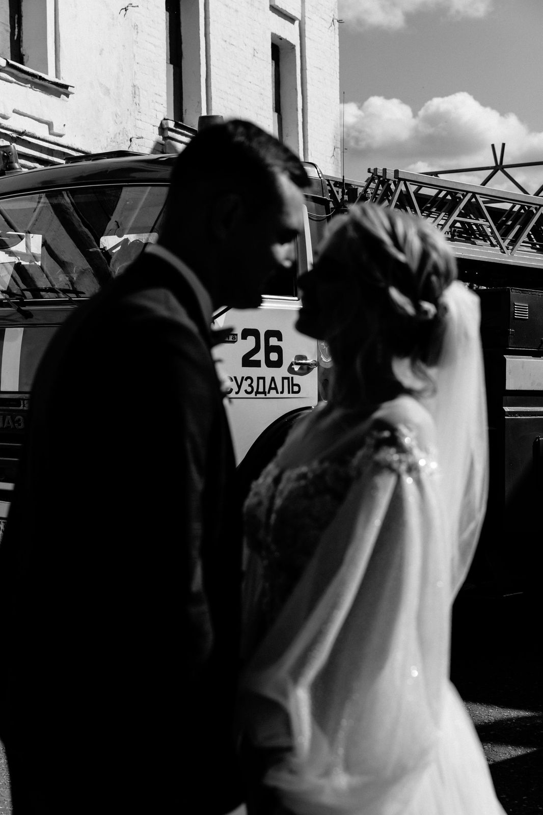 На каждого Супермена найдётся свой криптонит. Ко Дню всех влюблённых Главное управление МЧС России по Владимирской области поделилось снимками трёх пар, которых связывает не только работа. «Ключ-Медиа» пообщался с прекрасными сотрудницами министерства и попросил их поделиться историями любви, возникшей благодаря трудной и опасной службе.