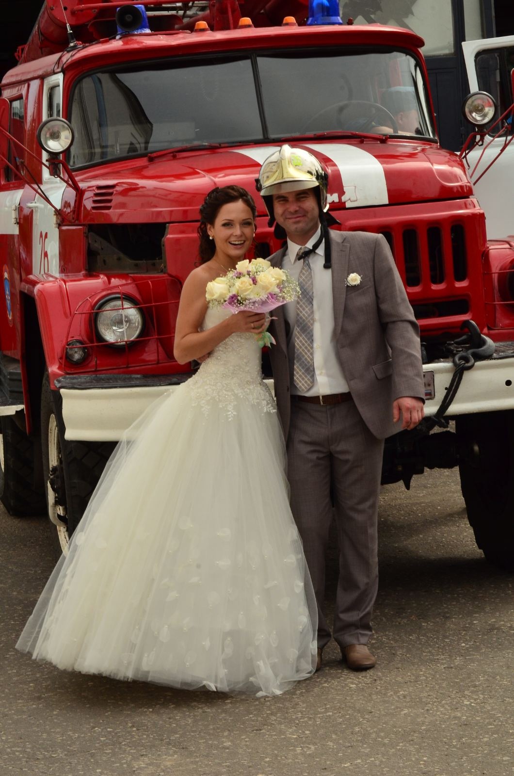 На каждого Супермена найдётся свой криптонит. Ко Дню всех влюблённых Главное управление МЧС России по Владимирской области поделилось снимками трёх пар, которых связывает не только работа. «Ключ-Медиа» пообщался с прекрасными сотрудницами министерства и попросил их поделиться историями любви, возникшей благодаря трудной и опасной службе.