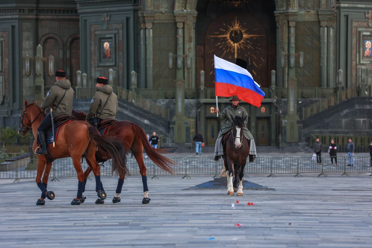 Самый известный владимирский тяжеловоз пересек границу и обосновался в Германии. Переезд к известному конезаводчику позволил Гуку поправить здоровье. А чтобы он не скучал по родине, новая хозяйка разговаривает с ним по-русски.