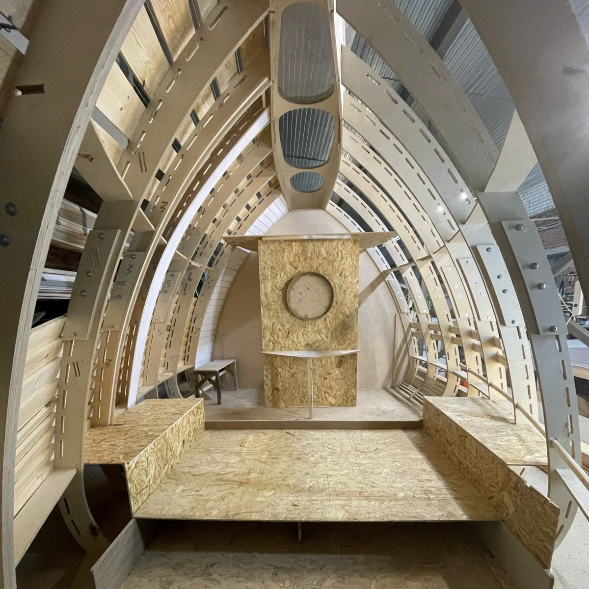 Модульные домики архитектора Артёма Рубцова становятся всё круче. В социальных сетях владимирец называет новый проект глэмпинга на озере Иссык-Куль самым необычным опытом своей команды, и это не пустые слова, ведь её зона комфорта находится между «невозможно сделать» и «не верю, что здание строится». Чем же архитектор удивит путешествующих по Киргизии туристов?