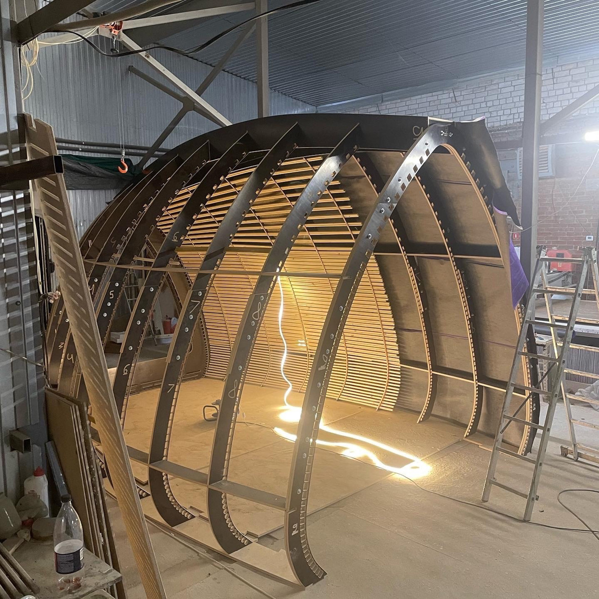 Модульные домики архитектора Артёма Рубцова становятся всё круче. В социальных сетях владимирец называет новый проект глэмпинга на озере Иссык-Куль самым необычным опытом своей команды, и это не пустые слова, ведь её зона комфорта находится между «невозможно сделать» и «не верю, что здание строится». Чем же архитектор удивит путешествующих по Киргизии туристов?