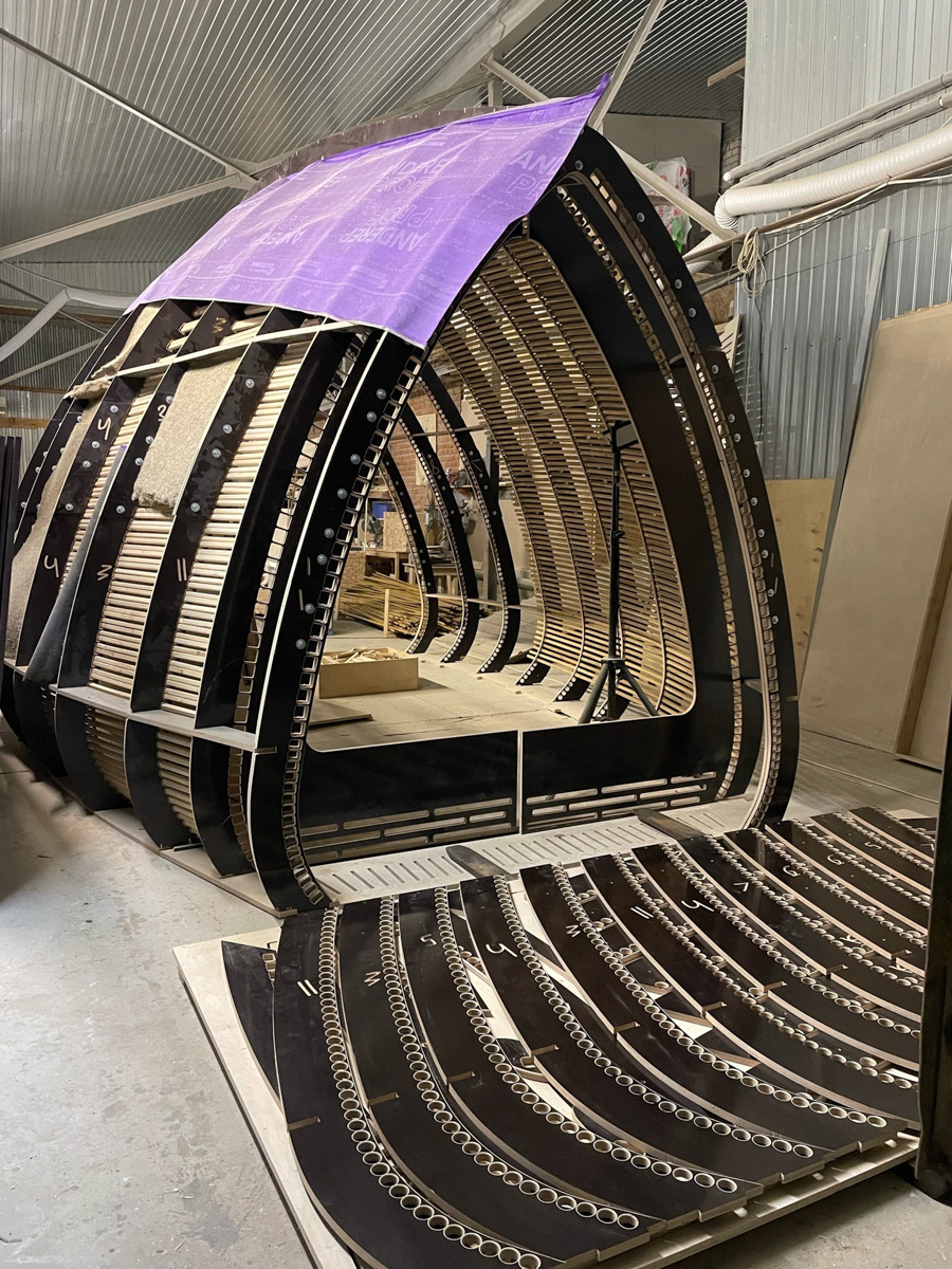 Модульные домики архитектора Артёма Рубцова становятся всё круче. В социальных сетях владимирец называет новый проект глэмпинга на озере Иссык-Куль самым необычным опытом своей команды, и это не пустые слова, ведь её зона комфорта находится между «невозможно сделать» и «не верю, что здание строится». Чем же архитектор удивит путешествующих по Киргизии туристов?