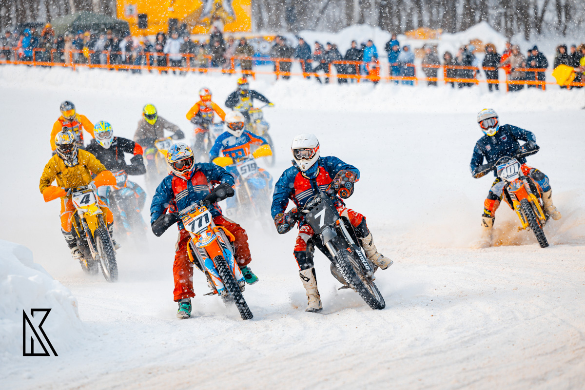 23 февраля на трассе МАУСШ «Дворец спорта» в посёлке Мелехово состоялся настоящий мужской праздник — областные соревнования по мотокроссу и III этап Кубка Владимирской области в классах 125 и 250 куб. см. Было жарко! Судя по зрелищным снимкам фотографов, гонщики колёсами топили сугробы.