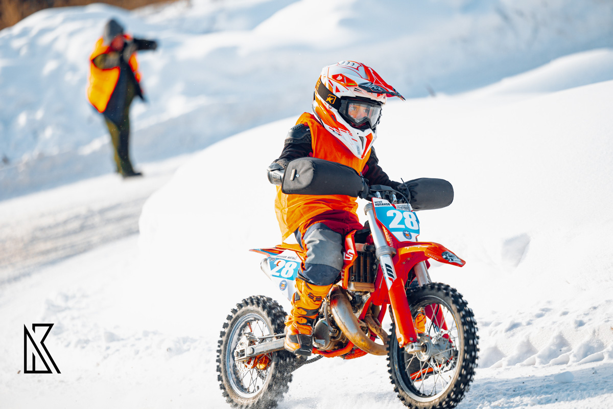 23 февраля на трассе МАУСШ «Дворец спорта» в посёлке Мелехово состоялся настоящий мужской праздник — областные соревнования по мотокроссу и III этап Кубка Владимирской области в классах 125 и 250 куб. см. Было жарко! Судя по зрелищным снимкам фотографов, гонщики колёсами топили сугробы.