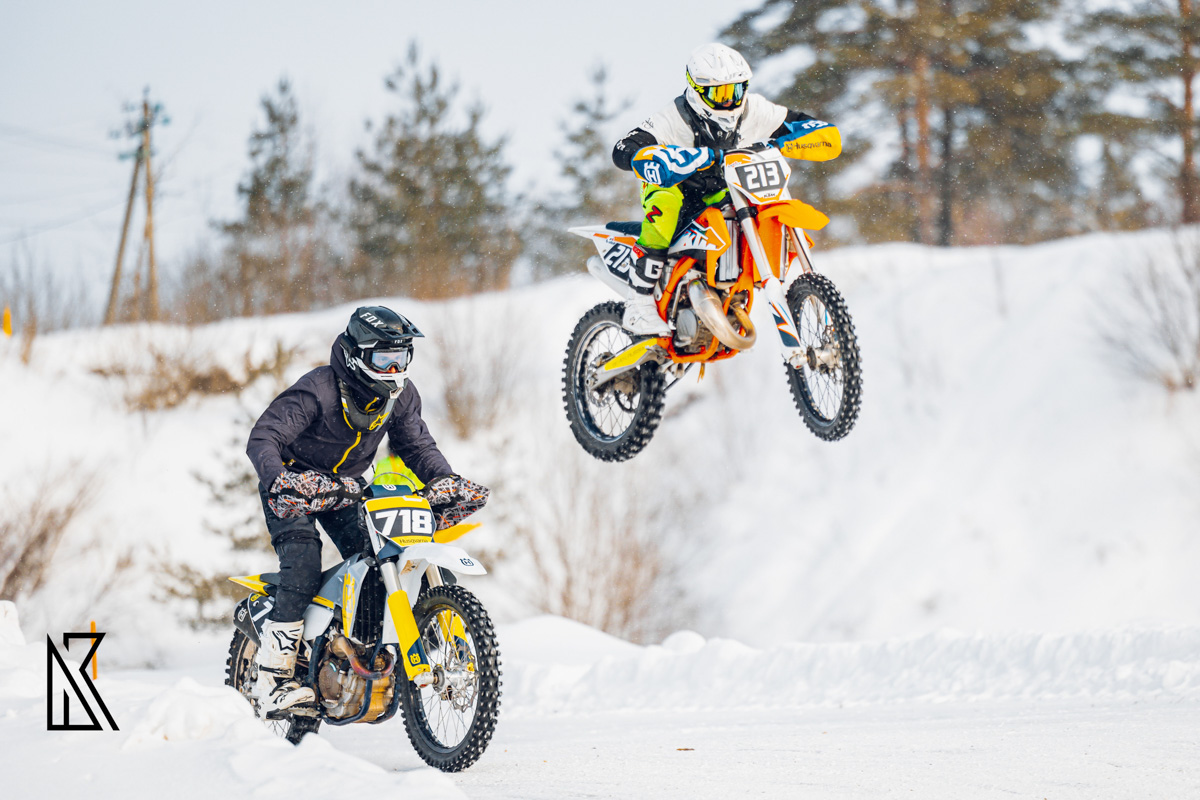 23 февраля на трассе МАУСШ «Дворец спорта» в посёлке Мелехово состоялся настоящий мужской праздник — областные соревнования по мотокроссу и III этап Кубка Владимирской области в классах 125 и 250 куб. см. Было жарко! Судя по зрелищным снимкам фотографов, гонщики колёсами топили сугробы.