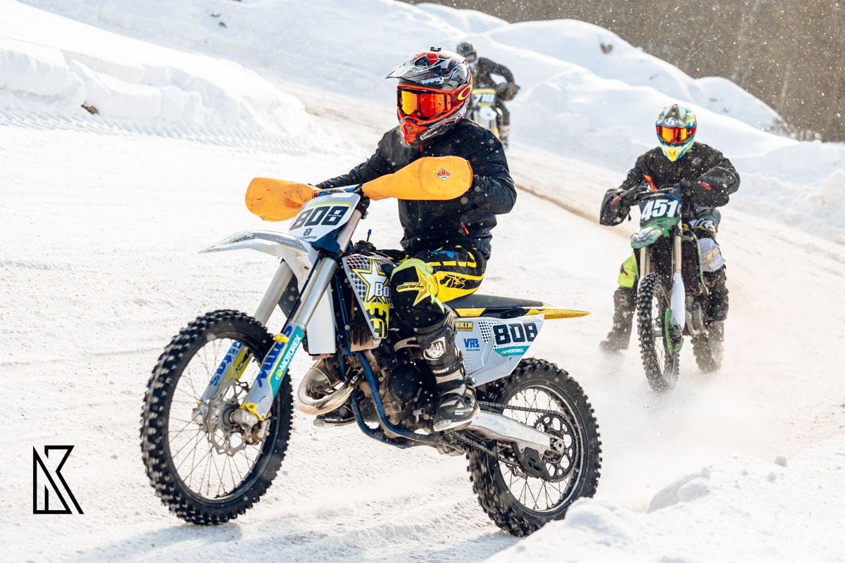 23 февраля на трассе МАУСШ «Дворец спорта» в посёлке Мелехово состоялся настоящий мужской праздник — областные соревнования по мотокроссу и III этап Кубка Владимирской области в классах 125 и 250 куб. см. Было жарко! Судя по зрелищным снимкам фотографов, гонщики колёсами топили сугробы.