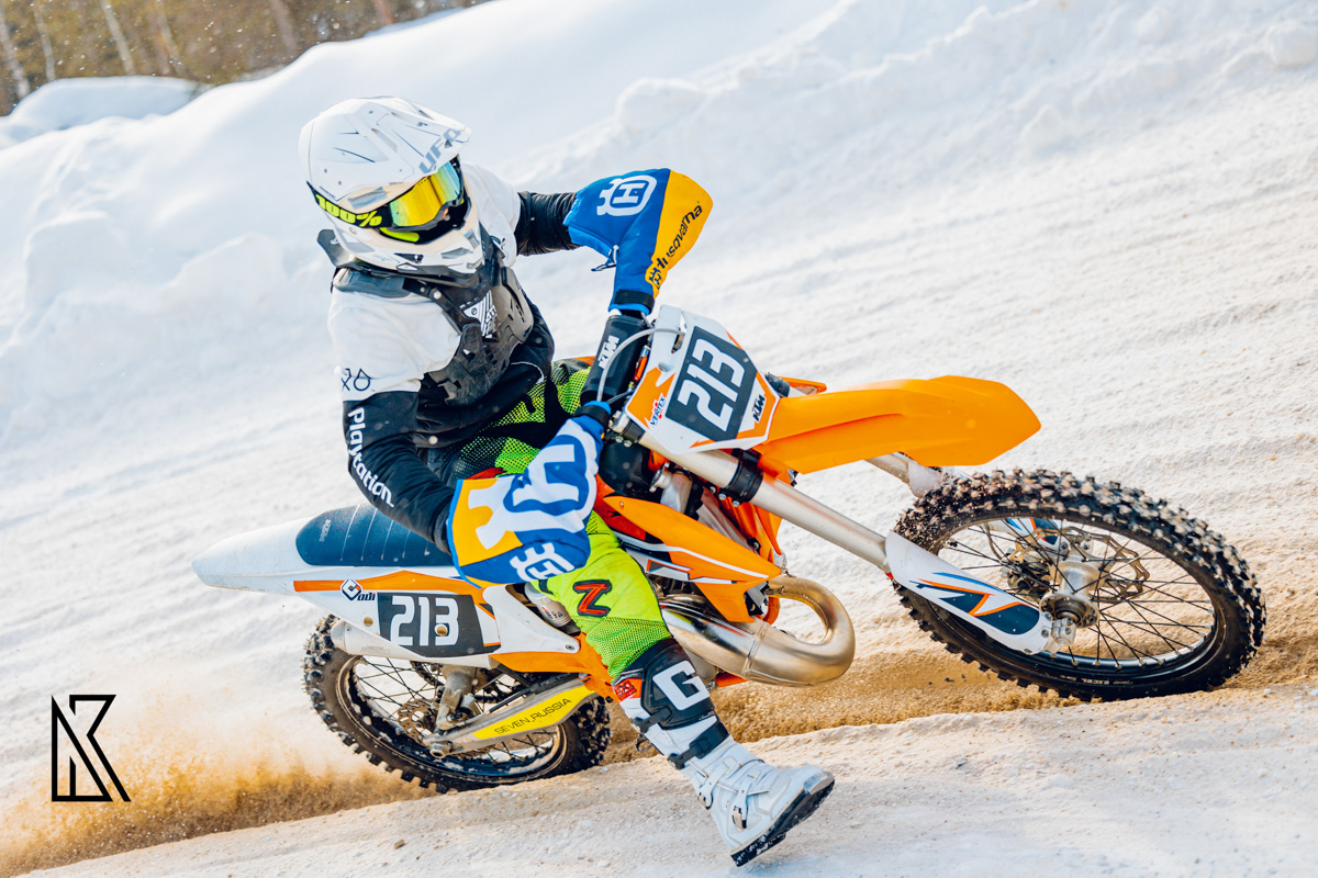 23 февраля на трассе МАУСШ «Дворец спорта» в посёлке Мелехово состоялся настоящий мужской праздник — областные соревнования по мотокроссу и III этап Кубка Владимирской области в классах 125 и 250 куб. см. Было жарко! Судя по зрелищным снимкам фотографов, гонщики колёсами топили сугробы.