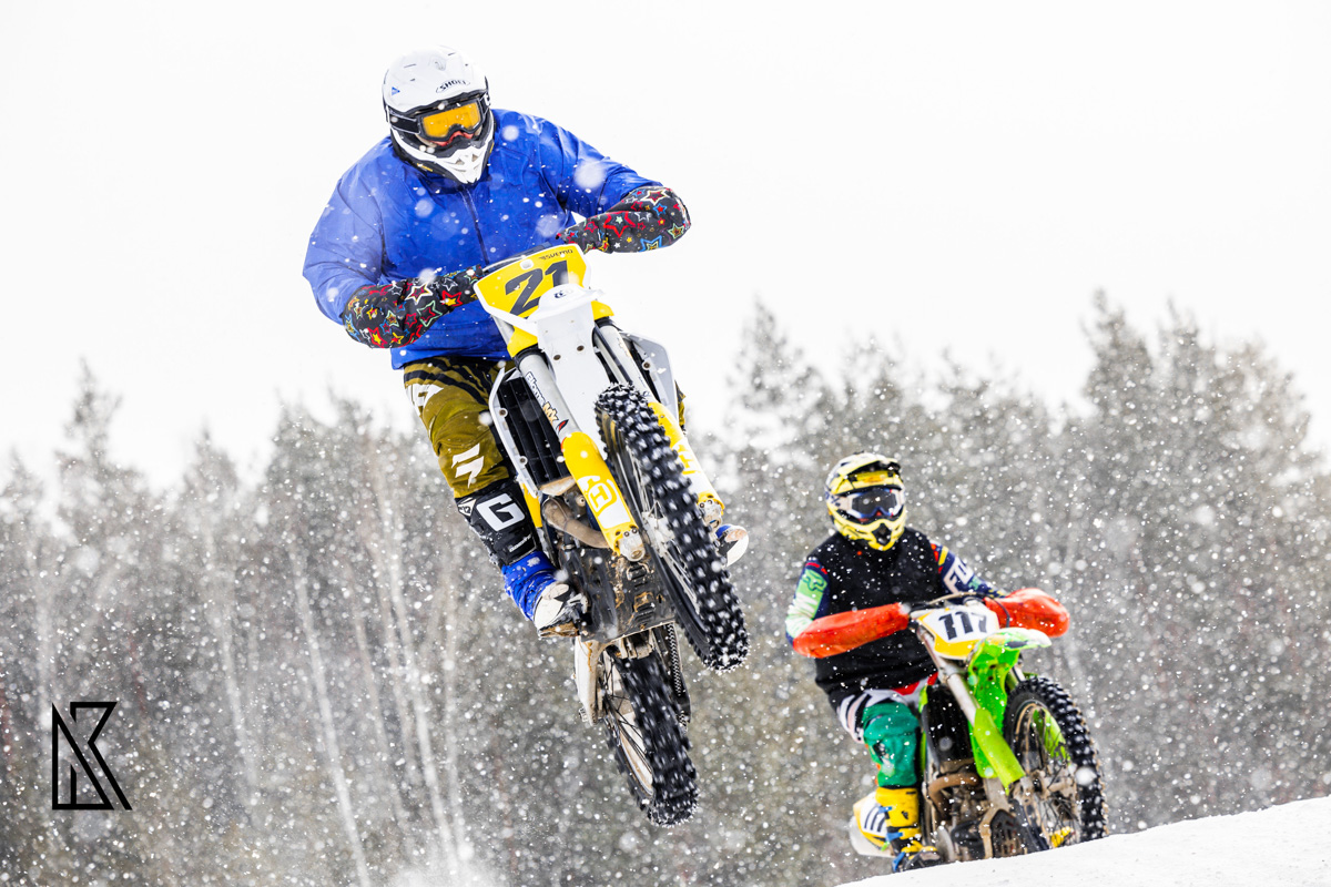 23 февраля на трассе МАУСШ «Дворец спорта» в посёлке Мелехово состоялся настоящий мужской праздник — областные соревнования по мотокроссу и III этап Кубка Владимирской области в классах 125 и 250 куб. см. Было жарко! Судя по зрелищным снимкам фотографов, гонщики колёсами топили сугробы.