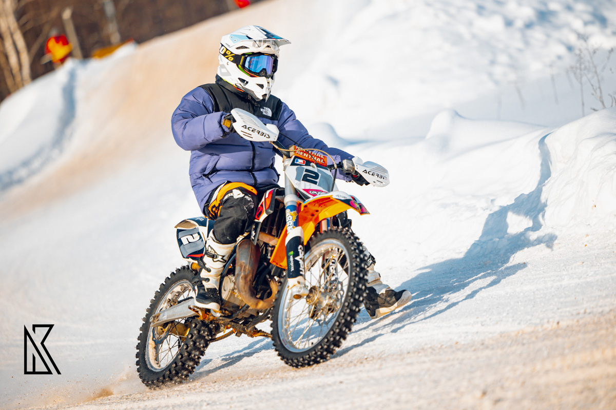 23 февраля на трассе МАУСШ «Дворец спорта» в посёлке Мелехово состоялся настоящий мужской праздник — областные соревнования по мотокроссу и III этап Кубка Владимирской области в классах 125 и 250 куб. см. Было жарко! Судя по зрелищным снимкам фотографов, гонщики колёсами топили сугробы.