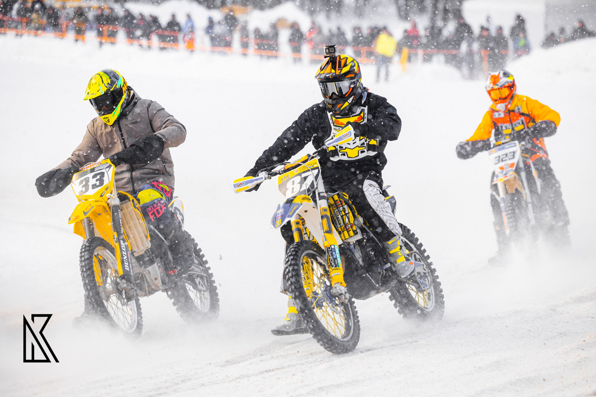 23 февраля на трассе МАУСШ «Дворец спорта» в посёлке Мелехово состоялся настоящий мужской праздник — областные соревнования по мотокроссу и III этап Кубка Владимирской области в классах 125 и 250 куб. см. Было жарко! Судя по зрелищным снимкам фотографов, гонщики колёсами топили сугробы.