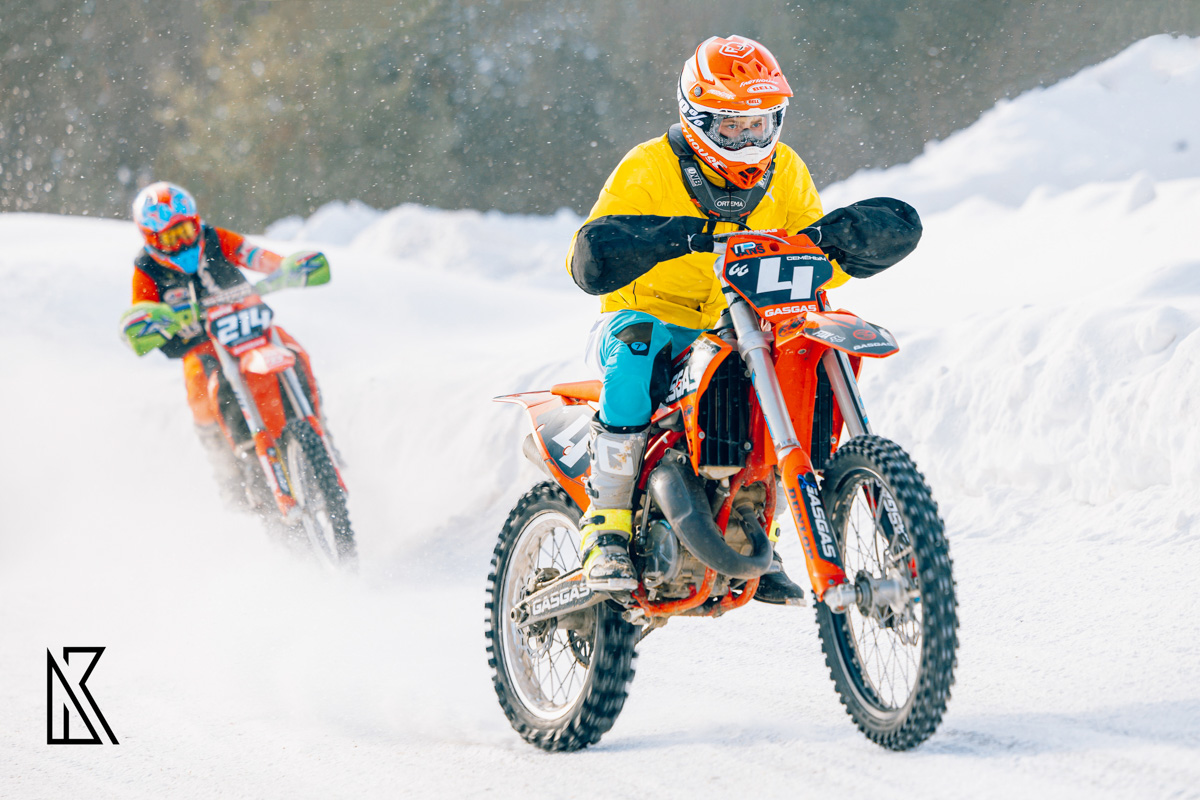 23 февраля на трассе МАУСШ «Дворец спорта» в посёлке Мелехово состоялся настоящий мужской праздник — областные соревнования по мотокроссу и III этап Кубка Владимирской области в классах 125 и 250 куб. см. Было жарко! Судя по зрелищным снимкам фотографов, гонщики колёсами топили сугробы.