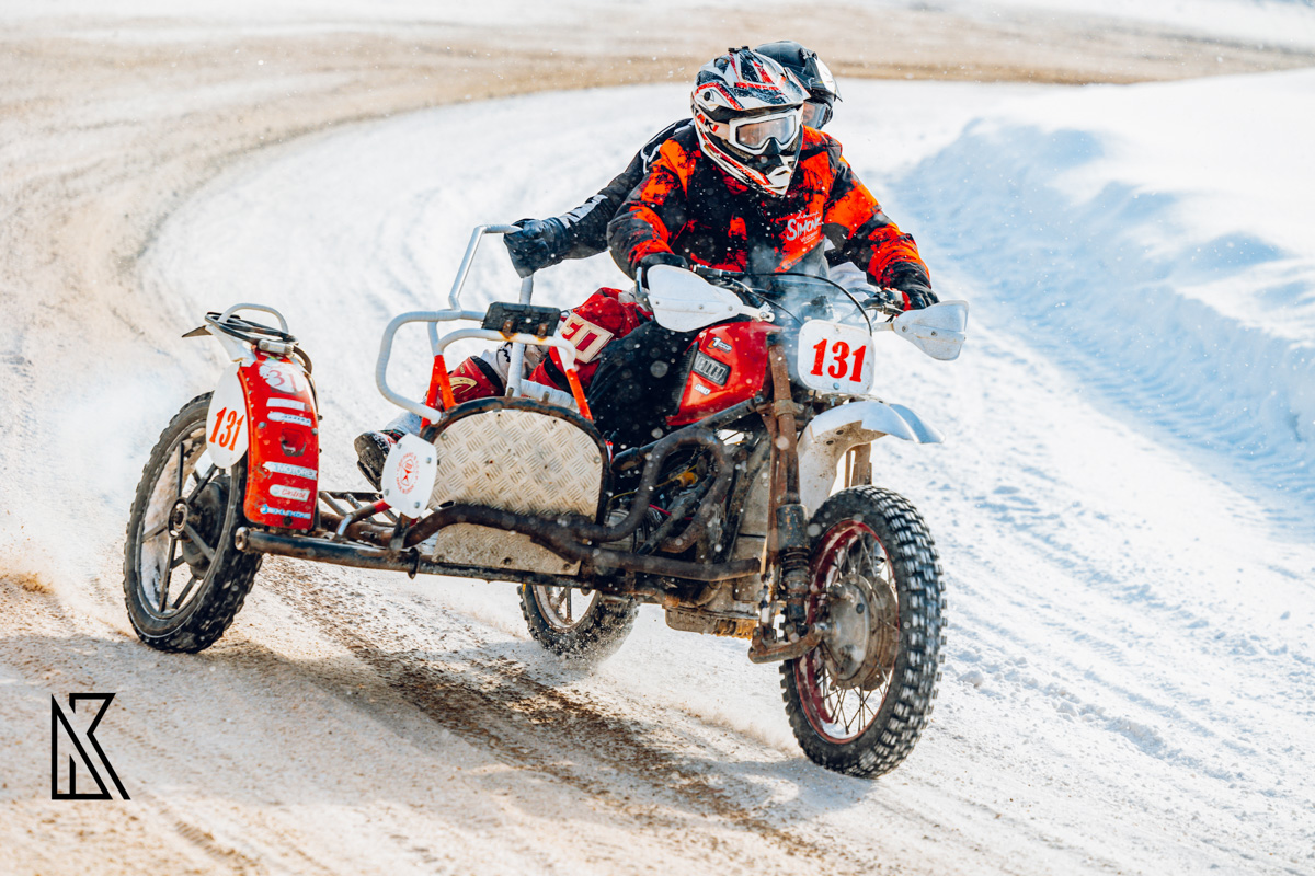 23 февраля на трассе МАУСШ «Дворец спорта» в посёлке Мелехово состоялся настоящий мужской праздник — областные соревнования по мотокроссу и III этап Кубка Владимирской области в классах 125 и 250 куб. см. Было жарко! Судя по зрелищным снимкам фотографов, гонщики колёсами топили сугробы.