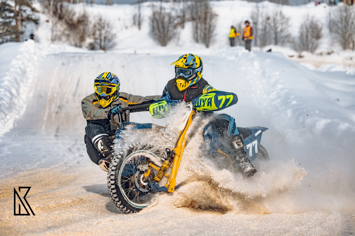 23 февраля на трассе МАУСШ «Дворец спорта» в посёлке Мелехово состоялся настоящий мужской праздник — областные соревнования по мотокроссу и III этап Кубка Владимирской области в классах 125 и 250 куб. см. Было жарко! Судя по зрелищным снимкам фотографов, гонщики колёсами топили сугробы.