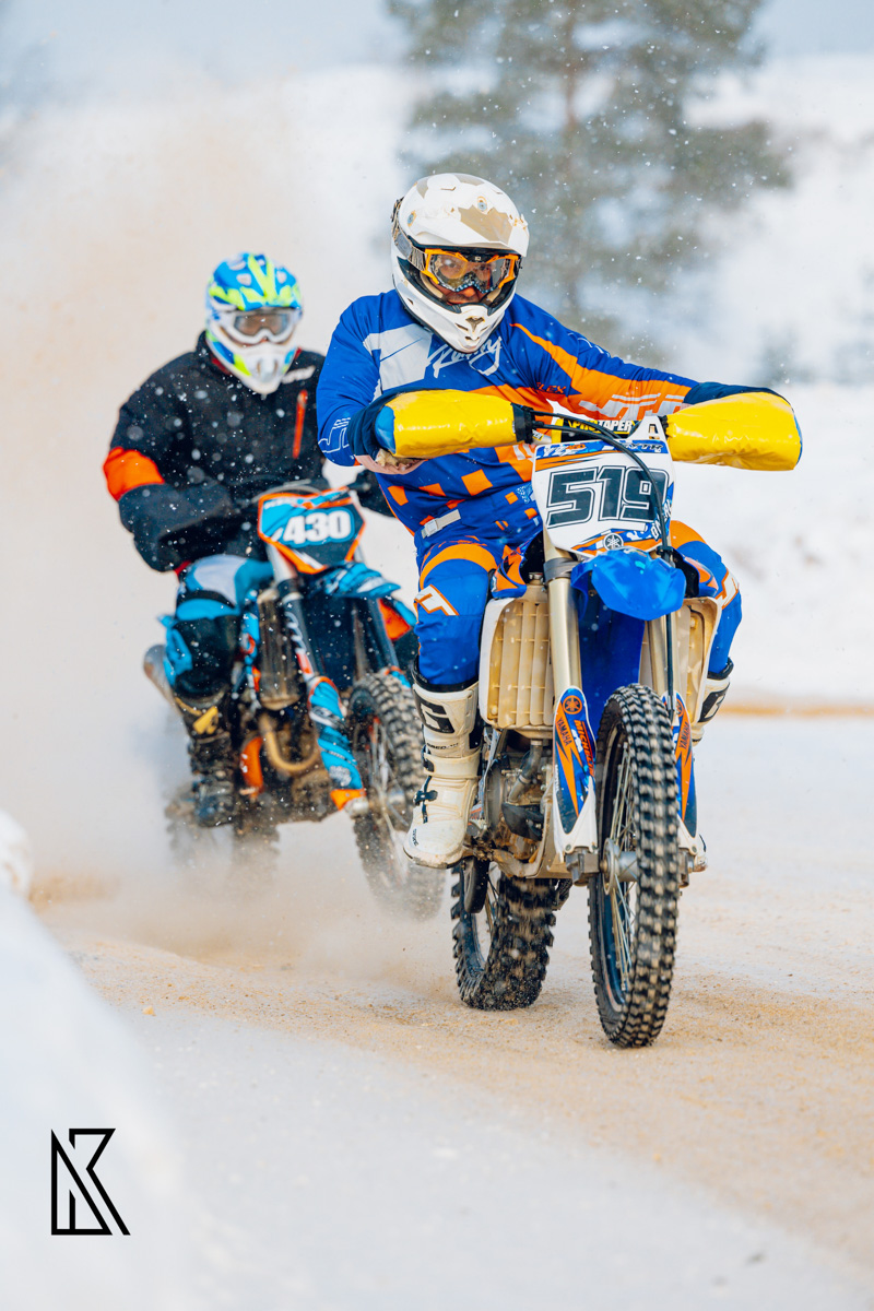 23 февраля на трассе МАУСШ «Дворец спорта» в посёлке Мелехово состоялся настоящий мужской праздник — областные соревнования по мотокроссу и III этап Кубка Владимирской области в классах 125 и 250 куб. см. Было жарко! Судя по зрелищным снимкам фотографов, гонщики колёсами топили сугробы.