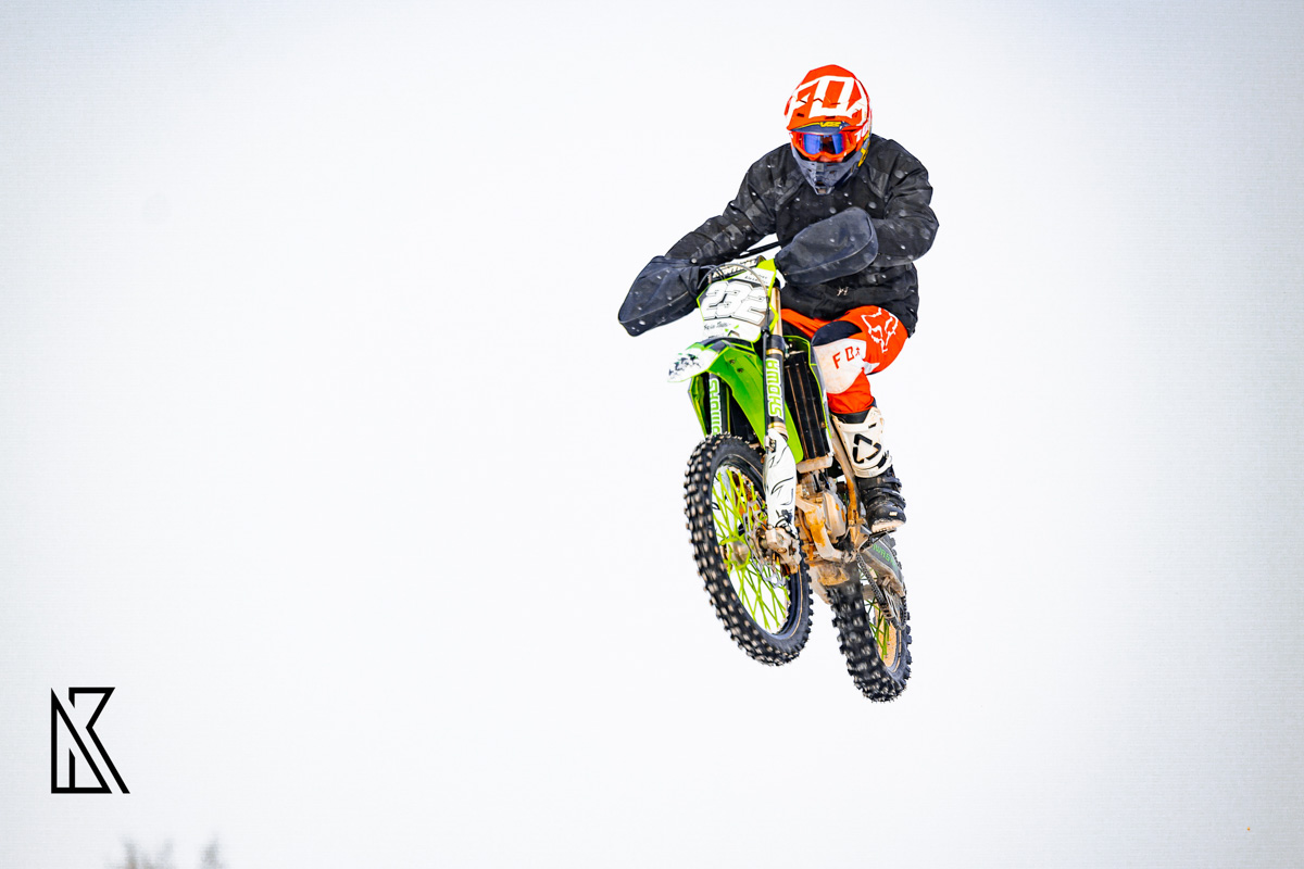 23 февраля на трассе МАУСШ «Дворец спорта» в посёлке Мелехово состоялся настоящий мужской праздник — областные соревнования по мотокроссу и III этап Кубка Владимирской области в классах 125 и 250 куб. см. Было жарко! Судя по зрелищным снимкам фотографов, гонщики колёсами топили сугробы.