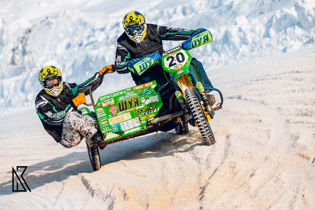 23 февраля на трассе МАУСШ «Дворец спорта» в посёлке Мелехово состоялся настоящий мужской праздник — областные соревнования по мотокроссу и III этап Кубка Владимирской области в классах 125 и 250 куб. см. Было жарко! Судя по зрелищным снимкам фотографов, гонщики колёсами топили сугробы.