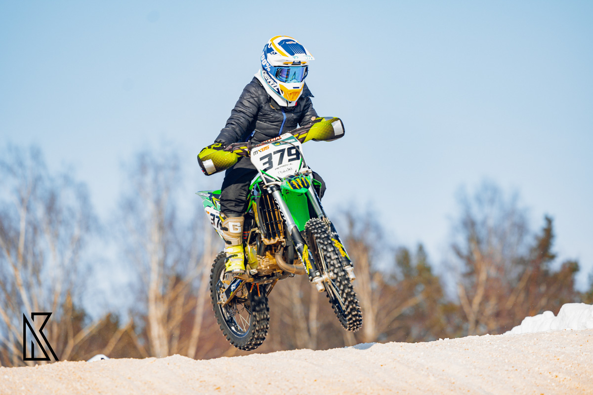 23 февраля на трассе МАУСШ «Дворец спорта» в посёлке Мелехово состоялся настоящий мужской праздник — областные соревнования по мотокроссу и III этап Кубка Владимирской области в классах 125 и 250 куб. см. Было жарко! Судя по зрелищным снимкам фотографов, гонщики колёсами топили сугробы.