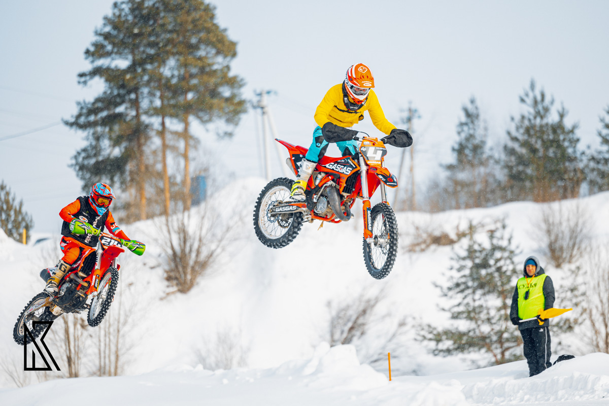 23 февраля на трассе МАУСШ «Дворец спорта» в посёлке Мелехово состоялся настоящий мужской праздник — областные соревнования по мотокроссу и III этап Кубка Владимирской области в классах 125 и 250 куб. см. Было жарко! Судя по зрелищным снимкам фотографов, гонщики колёсами топили сугробы.