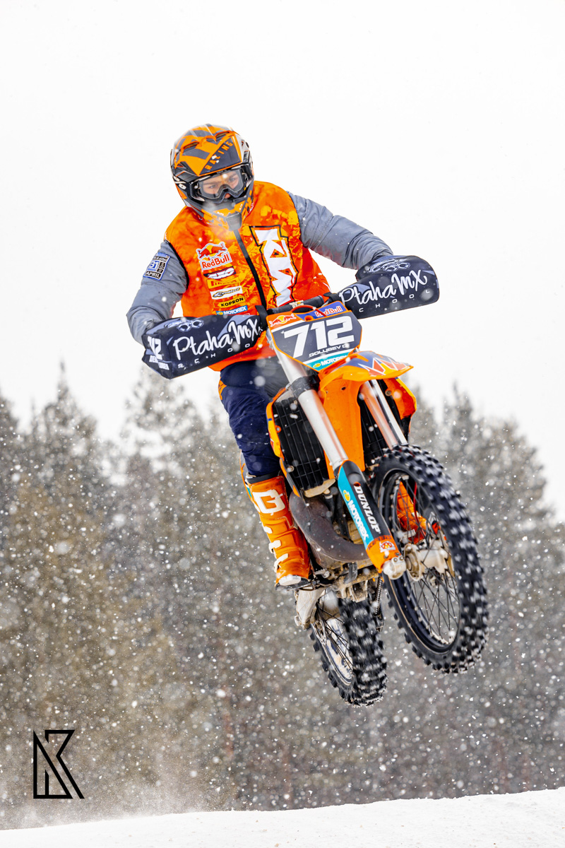 23 февраля на трассе МАУСШ «Дворец спорта» в посёлке Мелехово состоялся настоящий мужской праздник — областные соревнования по мотокроссу и III этап Кубка Владимирской области в классах 125 и 250 куб. см. Было жарко! Судя по зрелищным снимкам фотографов, гонщики колёсами топили сугробы.