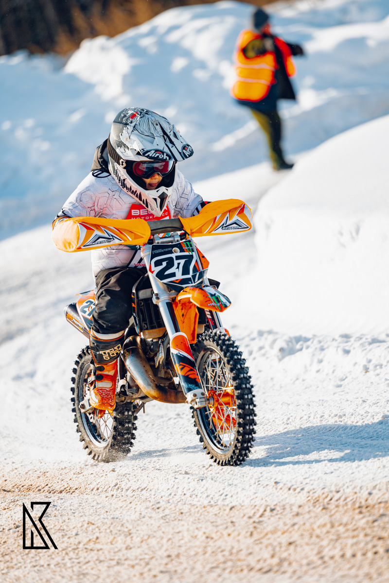 23 февраля на трассе МАУСШ «Дворец спорта» в посёлке Мелехово состоялся настоящий мужской праздник — областные соревнования по мотокроссу и III этап Кубка Владимирской области в классах 125 и 250 куб. см. Было жарко! Судя по зрелищным снимкам фотографов, гонщики колёсами топили сугробы.