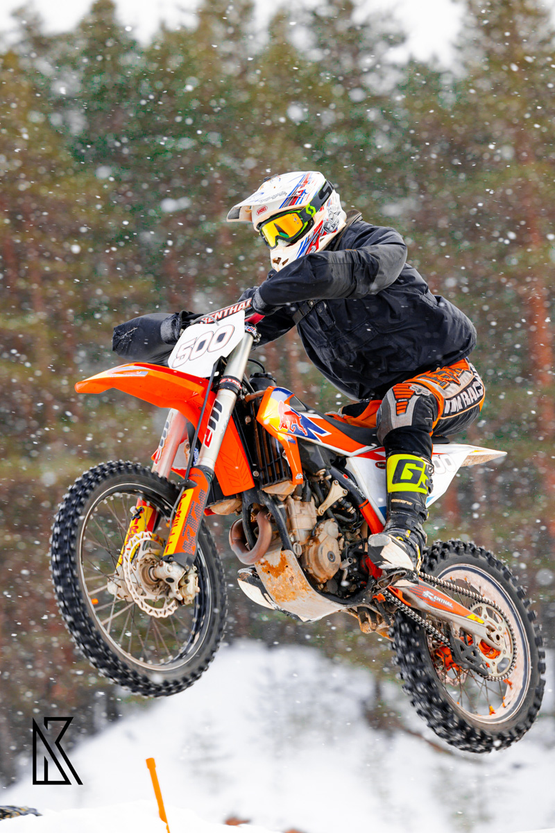 23 февраля на трассе МАУСШ «Дворец спорта» в посёлке Мелехово состоялся настоящий мужской праздник — областные соревнования по мотокроссу и III этап Кубка Владимирской области в классах 125 и 250 куб. см. Было жарко! Судя по зрелищным снимкам фотографов, гонщики колёсами топили сугробы.