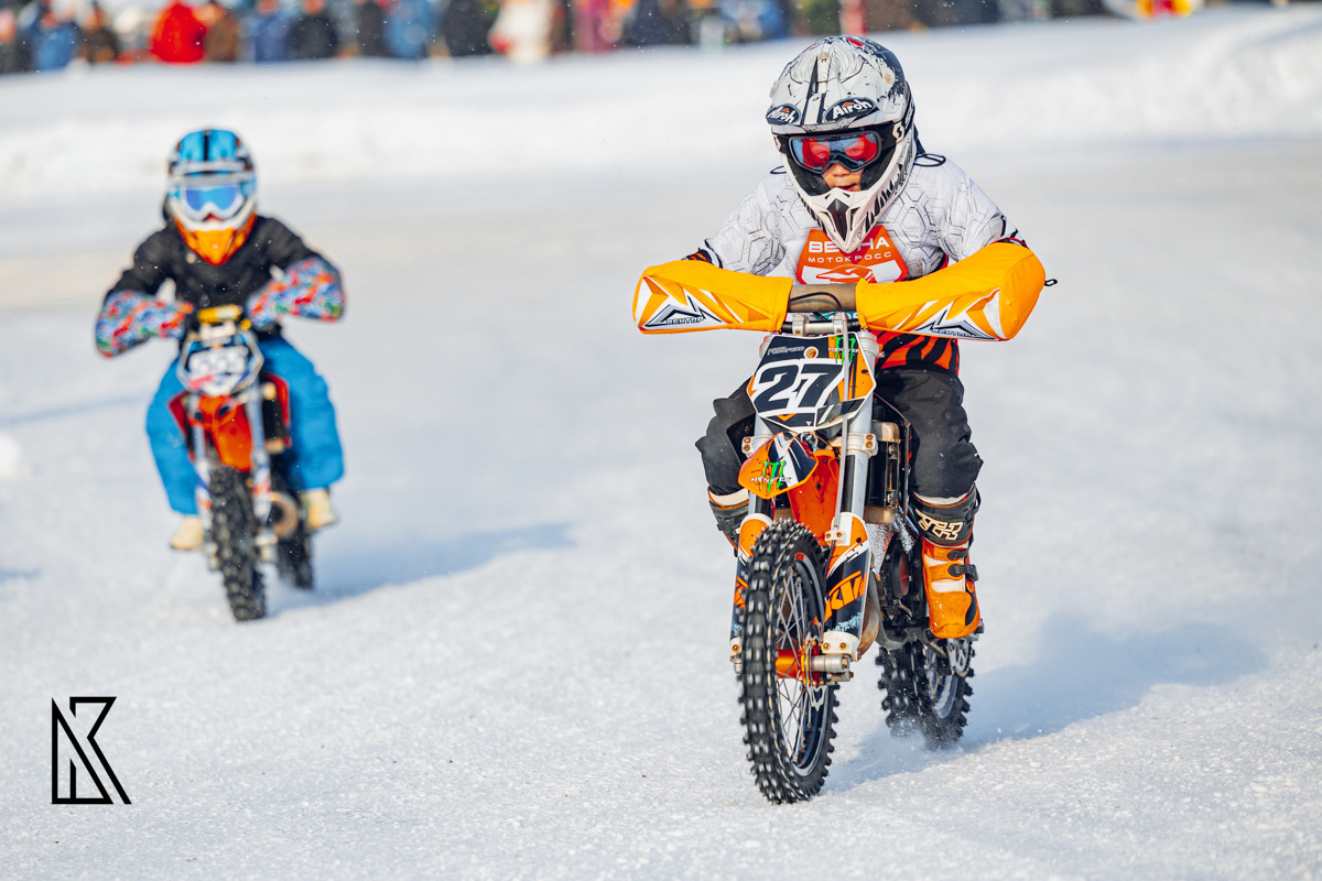 23 февраля на трассе МАУСШ «Дворец спорта» в посёлке Мелехово состоялся настоящий мужской праздник — областные соревнования по мотокроссу и III этап Кубка Владимирской области в классах 125 и 250 куб. см. Было жарко! Судя по зрелищным снимкам фотографов, гонщики колёсами топили сугробы.