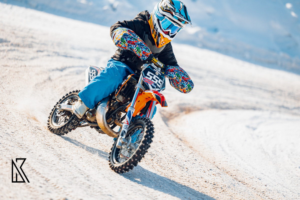 23 февраля на трассе МАУСШ «Дворец спорта» в посёлке Мелехово состоялся настоящий мужской праздник — областные соревнования по мотокроссу и III этап Кубка Владимирской области в классах 125 и 250 куб. см. Было жарко! Судя по зрелищным снимкам фотографов, гонщики колёсами топили сугробы.