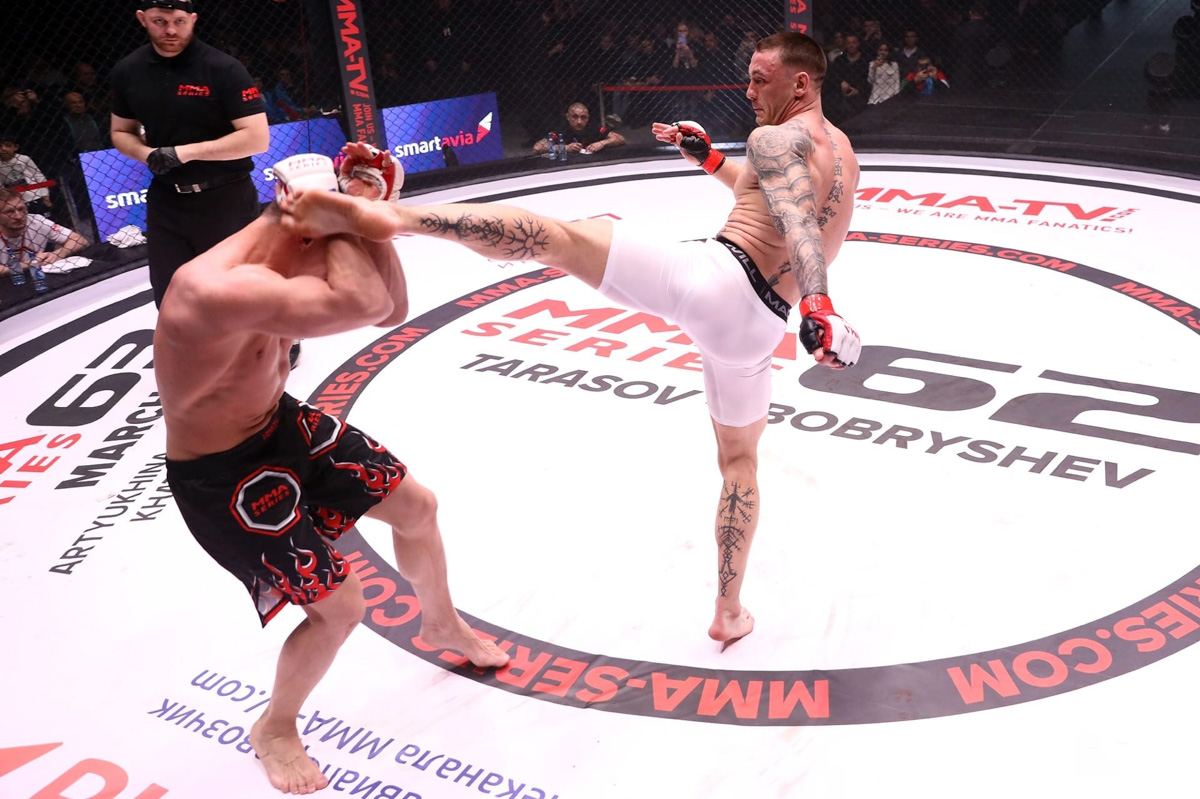 Спортсмен из Мурома Сергей Дьяконов стал обладателем сразу двух первых мест престижной премии ММА-серии. Он победил в номинациях «Боец года» и «Нокаут года». Не отставали от наставника и его ученики: Сергей Бобрышев и Гриша Мелконян выиграли свои поединки в октагоне, причем в первом же раунде.