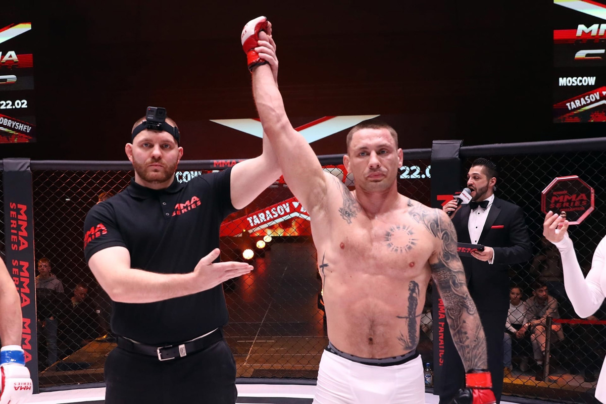 Спортсмен из Мурома Сергей Дьяконов стал обладателем сразу двух первых мест престижной премии ММА-серии. Он победил в номинациях «Боец года» и «Нокаут года». Не отставали от наставника и его ученики: Сергей Бобрышев и Гриша Мелконян выиграли свои поединки в октагоне, причем в первом же раунде.