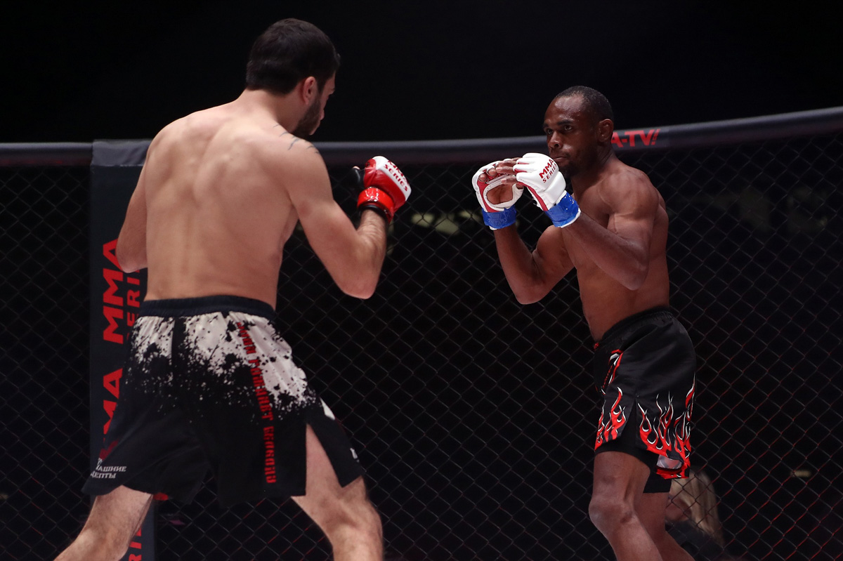 Спортсмен из Мурома Сергей Дьяконов стал обладателем сразу двух первых мест престижной премии ММА-серии. Он победил в номинациях «Боец года» и «Нокаут года». Не отставали от наставника и его ученики: Сергей Бобрышев и Гриша Мелконян выиграли свои поединки в октагоне, причем в первом же раунде.