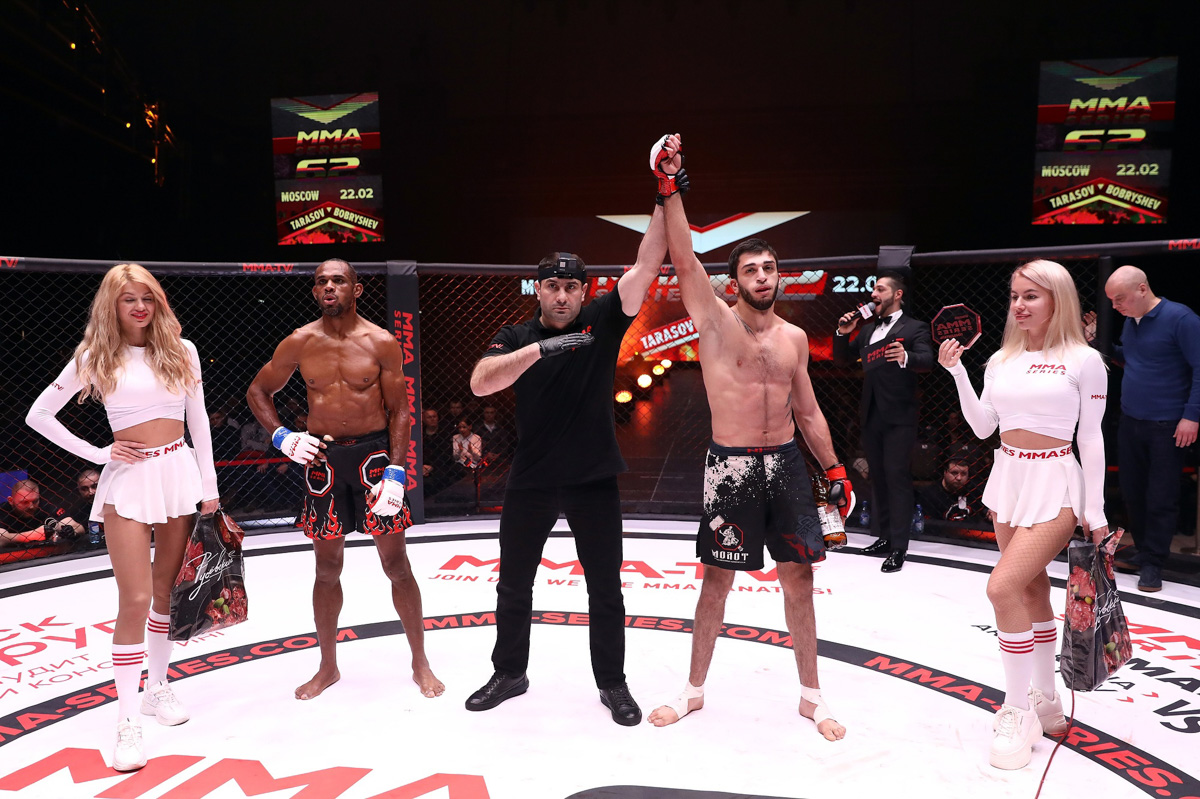 Спортсмен из Мурома Сергей Дьяконов стал обладателем сразу двух первых мест престижной премии ММА-серии. Он победил в номинациях «Боец года» и «Нокаут года». Не отставали от наставника и его ученики: Сергей Бобрышев и Гриша Мелконян выиграли свои поединки в октагоне, причем в первом же раунде.