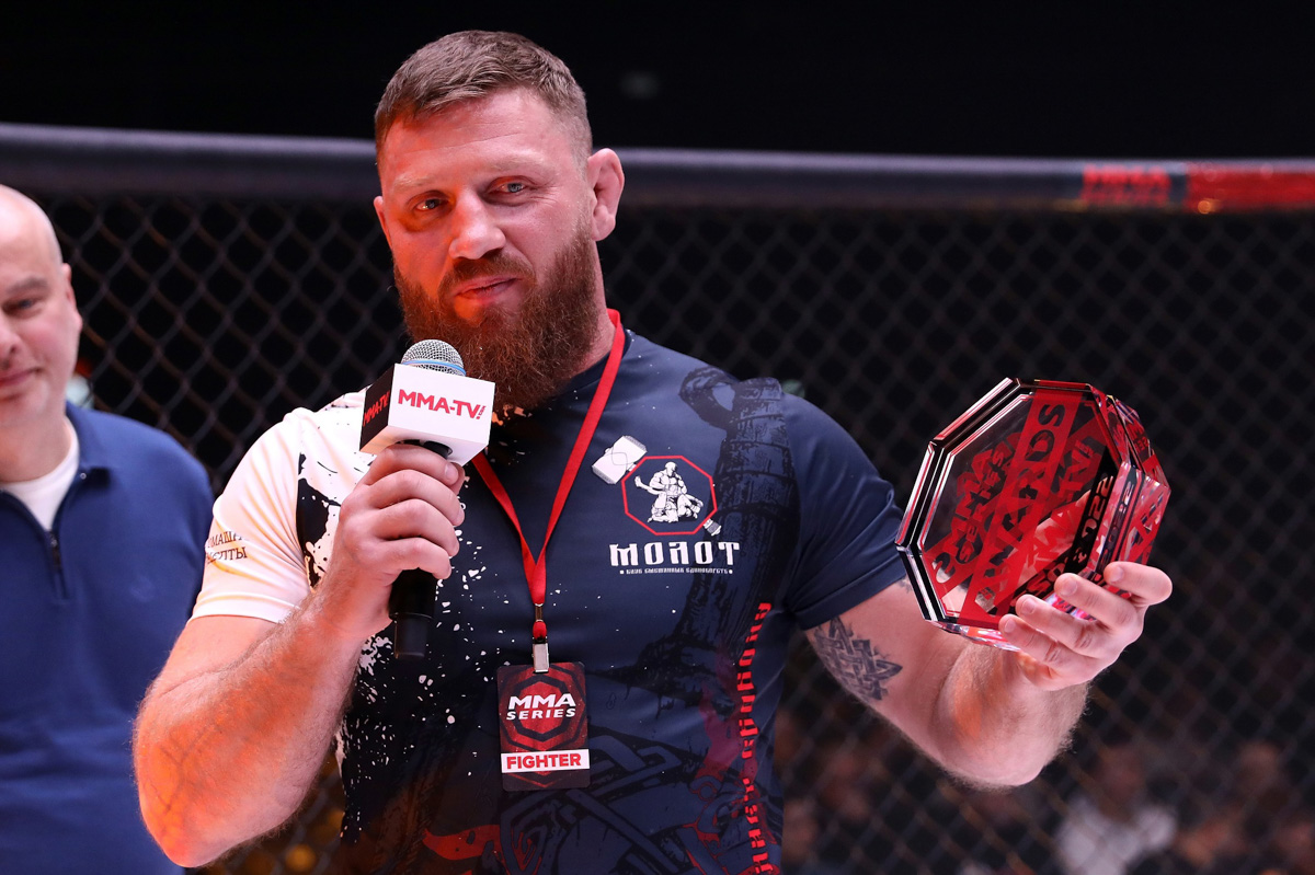 Спортсмен из Мурома Сергей Дьяконов стал обладателем сразу двух первых мест престижной премии ММА-серии. Он победил в номинациях «Боец года» и «Нокаут года». Не отставали от наставника и его ученики: Сергей Бобрышев и Гриша Мелконян выиграли свои поединки в октагоне, причем в первом же раунде.