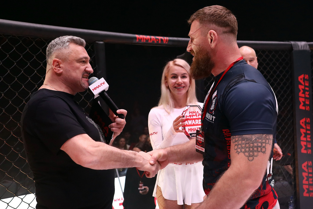 Спортсмен из Мурома Сергей Дьяконов стал обладателем сразу двух первых мест престижной премии ММА-серии. Он победил в номинациях «Боец года» и «Нокаут года». Не отставали от наставника и его ученики: Сергей Бобрышев и Гриша Мелконян выиграли свои поединки в октагоне, причем в первом же раунде.