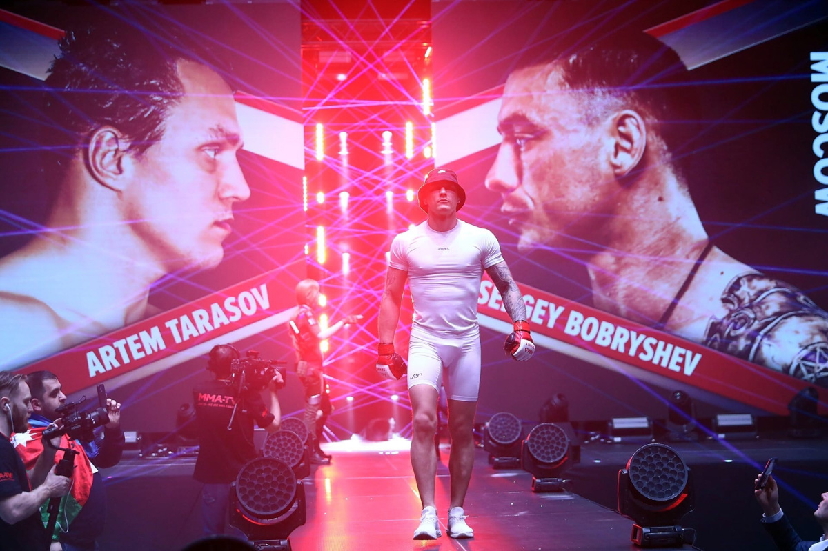 Спортсмен из Мурома Сергей Дьяконов стал обладателем сразу двух первых мест престижной премии ММА-серии. Он победил в номинациях «Боец года» и «Нокаут года». Не отставали от наставника и его ученики: Сергей Бобрышев и Гриша Мелконян выиграли свои поединки в октагоне, причем в первом же раунде.